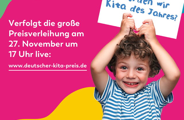 Bunter Hintergrund: Kleiner Junge grinst frech und hält Schild über dem Kopf. Darauf steht: "Werden wir Kita des Jahres?"