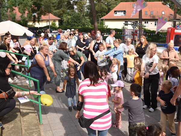 Hier sehen sie Kinder und Erwachsene bei einem Eröffnungstanz