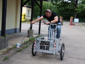 Ein Mann auf einem Lastenrad.