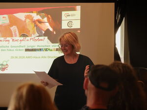 Blonde Frau hält Rede. Hinter hier: Präsentation: Fachtag "was geht in Potsdam?"