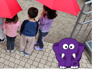 Collage 2 Bilder. 1. Bild oben: Kinder stehen in der Sonne und haben rote Regenschirme über sich aufgespannt, 2. Bild unten: 5 Kinder mit roten Regenschirmen.