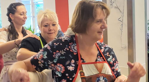 Frauen machen eine Polonäse.