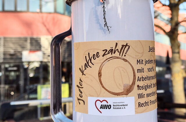 Spendendose auf einem Tisch vor dem Hans-Otto-Theater