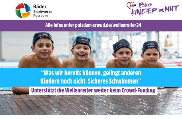 4 Jungs mit Badekappen im Hallenbad. Beine im Wasser, Oberkörper am Rand alle gucken lächelnd in die Kamera. Drunter steht: "Was wir schon können, gelingt anderen Kindern noch nicht. Sicheres Schwimmen"
