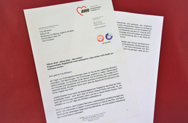 Ein zweiseitiger Brief der AWO an die Ministerin Britta Ernst. Offener Brief: Offene Kitas - aber sicher! Eingeschränkter Regelbetrieb muss weitergehen, Kitas dürfen nicht wieder geschlossen werden.