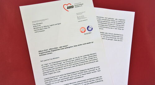 Ein zweiseitiger Brief der AWO an die Ministerin Britta Ernst. Offener Brief: Offene Kitas - aber sicher! Eingeschränkter Regelbetrieb muss weitergehen, Kitas dürfen nicht wieder geschlossen werden.