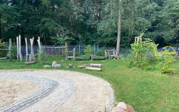 Naturspielplatz. Kletter- und Balancierparcours.