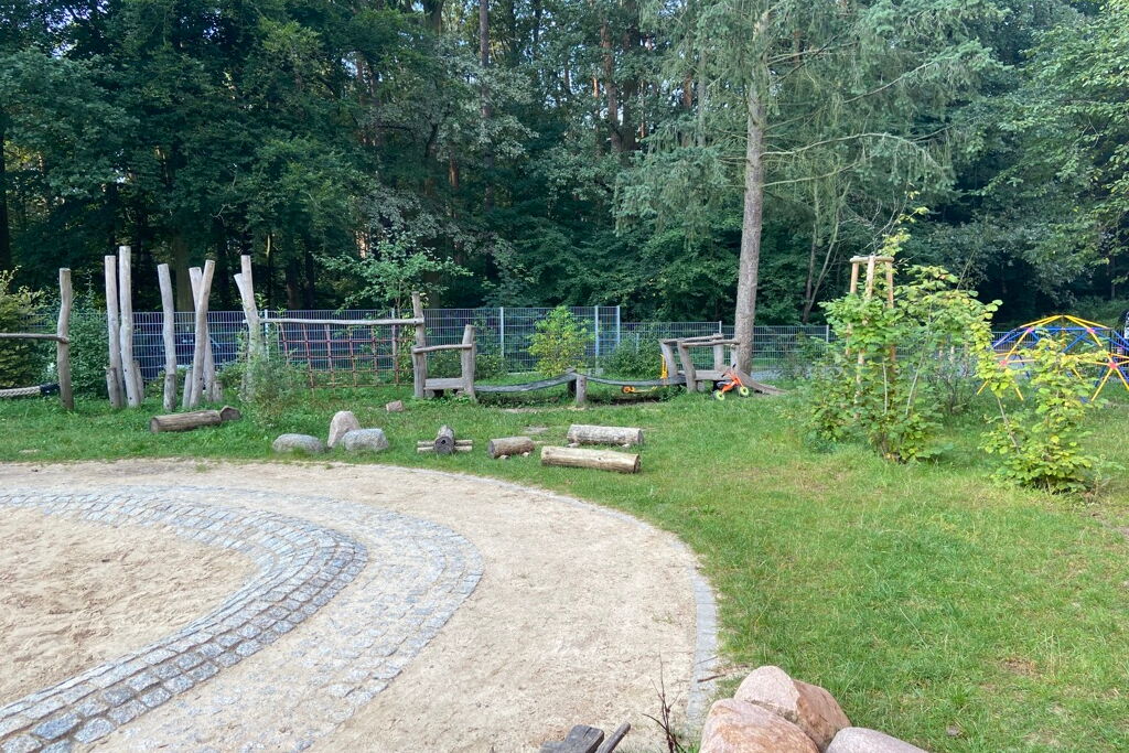 Naturspielplatz. Kletter- und Balancierparcours.