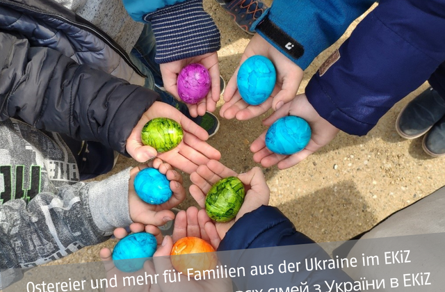 Kinder die Ostereier in ihren Händen halten