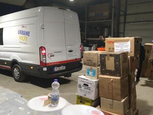 Ein Transporter vor einer Ladung mit Hilfsgütern