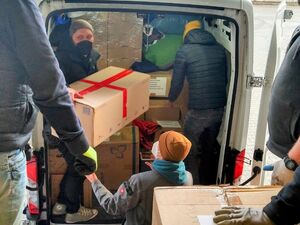 Ein Hilfstransporter wird entladen