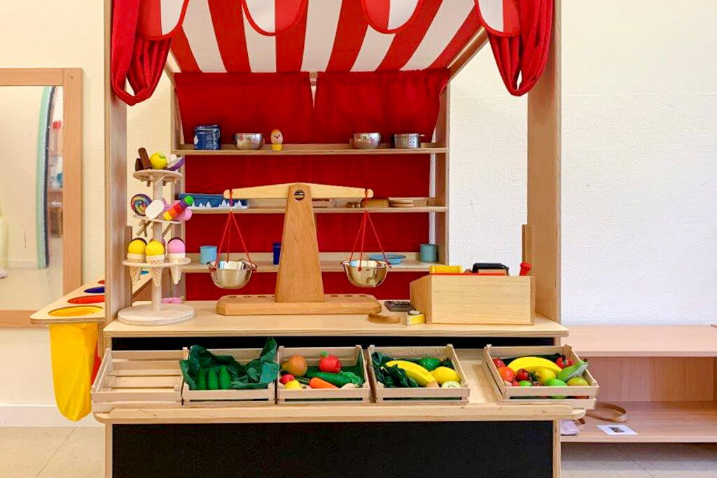 Ein Spielzeug-Einkaufsladen aus Holz.
