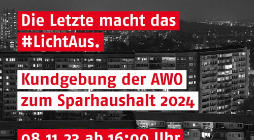 Im Hintergrund Wohnblöcke einer Stadt in einigen Fenstern brennt Licht. Text: Die Letzte macht das Licht aus. Kundgebung der AWO zum Sparhaushalt 2024. 08.11.2023 ab 16 Uhr Platz der Republik
