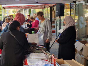 Verkaufstand. Gebrauchte Sachen werden verkauft. Vor der Schatztruhe, unter einen Pavillion.