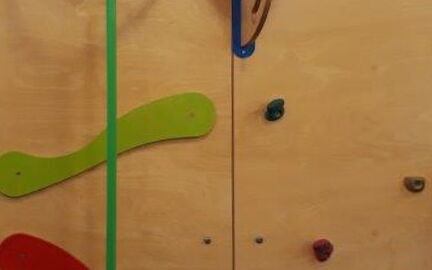 Eine Kletterwand.
