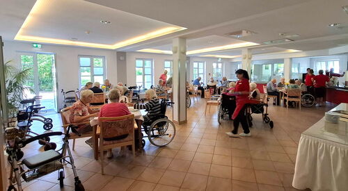 Großer Speisesaal. Vierer Tische. Senioren beim Essen.