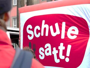 Banner aus Stoff mit dem Loge der Volksinitiative Schule satt!