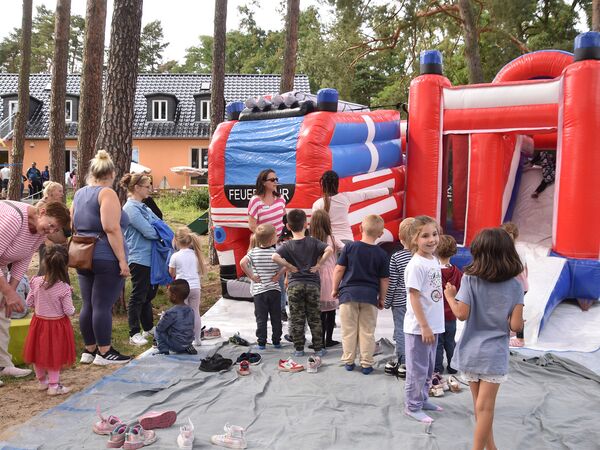 Hier sehen sie Kinder an einer Hüpfburg