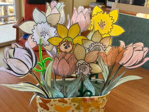 Frühlingsdekoration. Gesteck aus Ausmal-Frühlingsblumen auf einem Tisch.