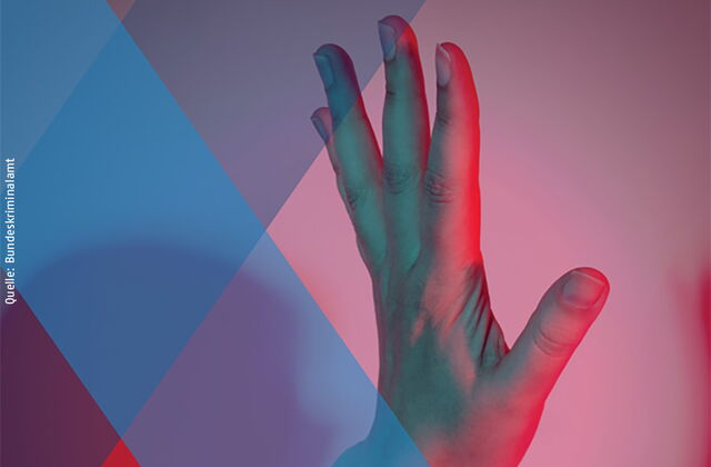Erhobene Hand vor einem farblich gestalteten Hintergrund mit überlappenden geometrischen Flächen in Blau-, Violett- und Rosatönen.