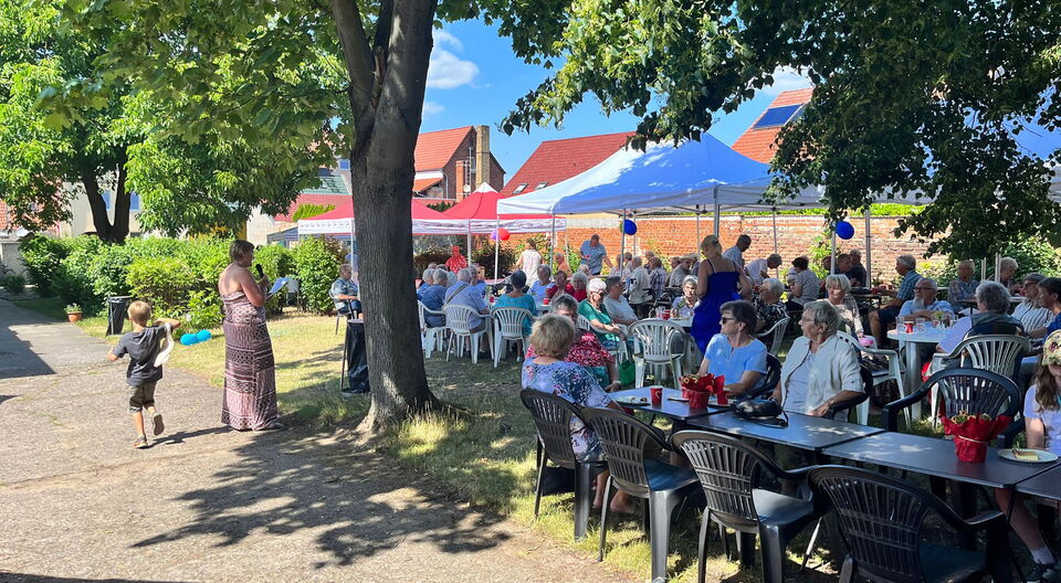 Zaubereien, Tanzmusik und ein Vogelhäuschen