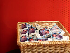 Ein Korb voll mit Taschentuch-Päckchen.