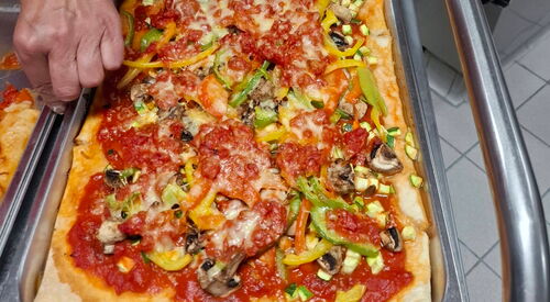 Großküche. Pizza auf großem Blech.