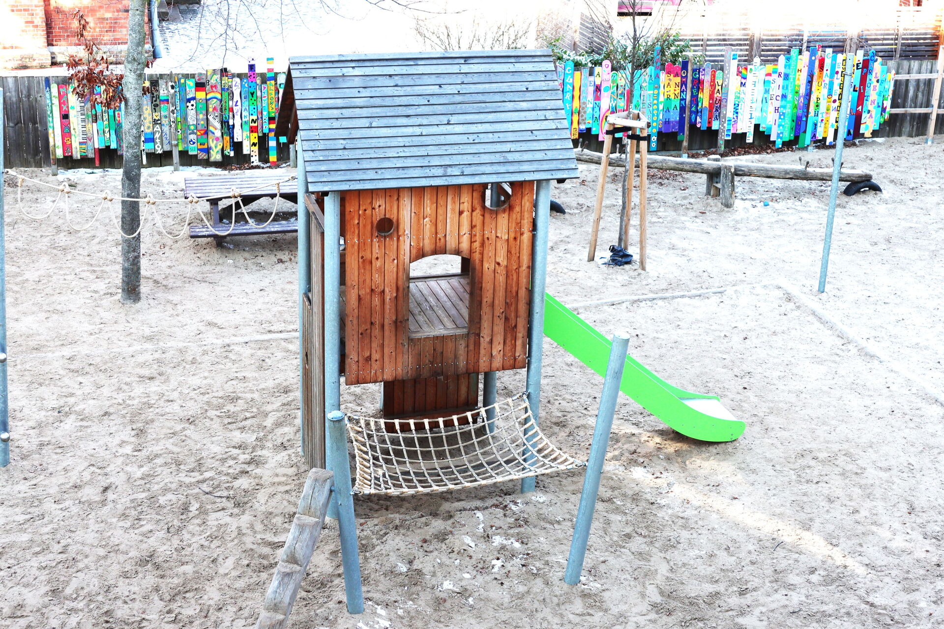 Hier sehen sie den Spielplatz des Hortes Weberspatzen
