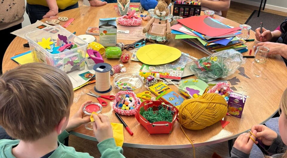 Osterbasteln im Café Integra