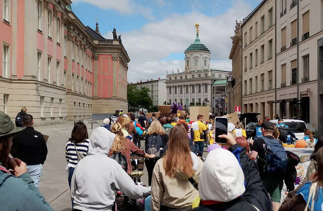 Menschen die auf der Straße laufen von hinten fotografiert.