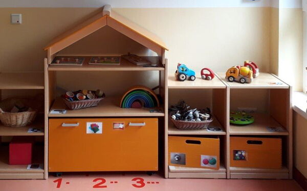 Kleine Holzmöbel für Kinder mit Spielzeug für kleine Kinder.