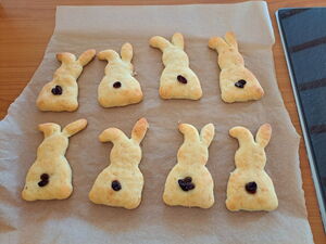 selbstgebackene Osterhasen auf Backpapier. Kekse.