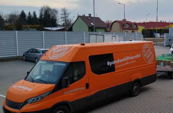 Foto von einem Transporter auf einem Parkplatz