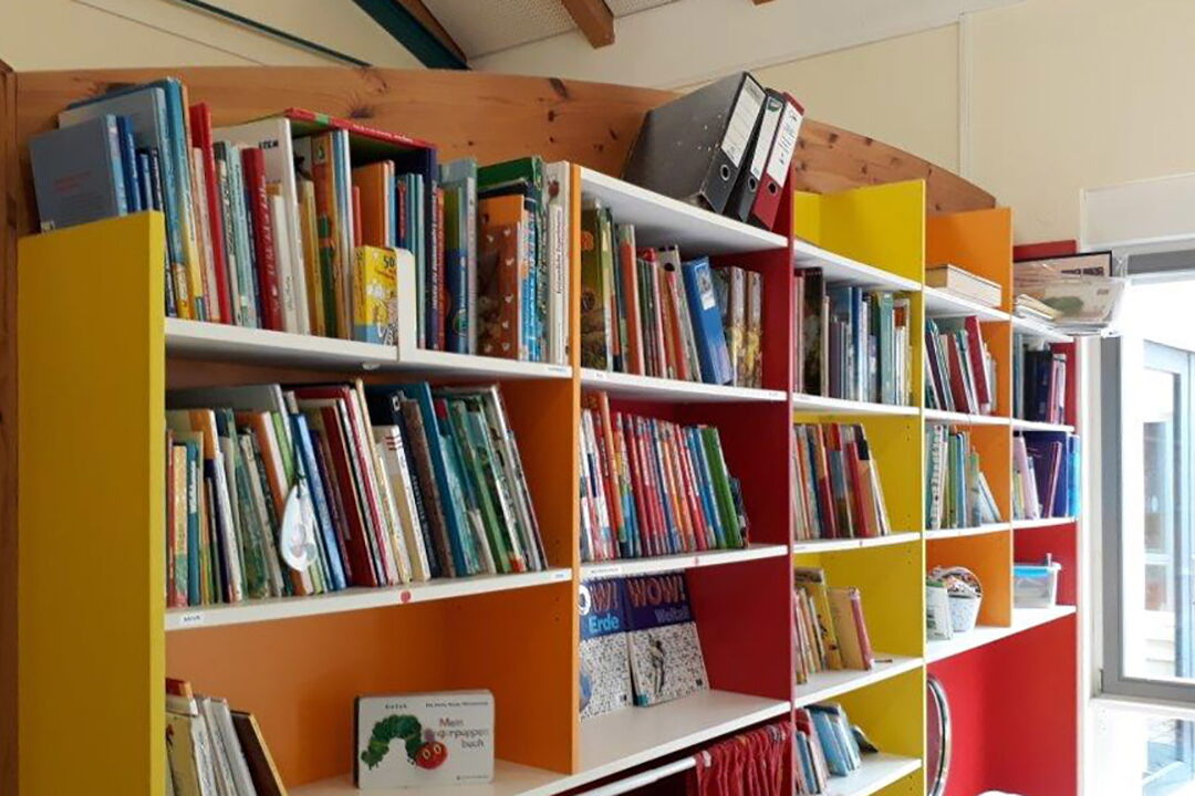 Ein buntes Regal voller Bücher