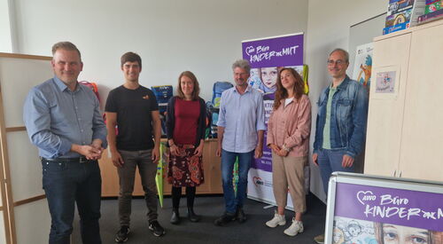 Gruppenbild im Büro Kinderarmut. 6 Personen, zwei davon Frauen.