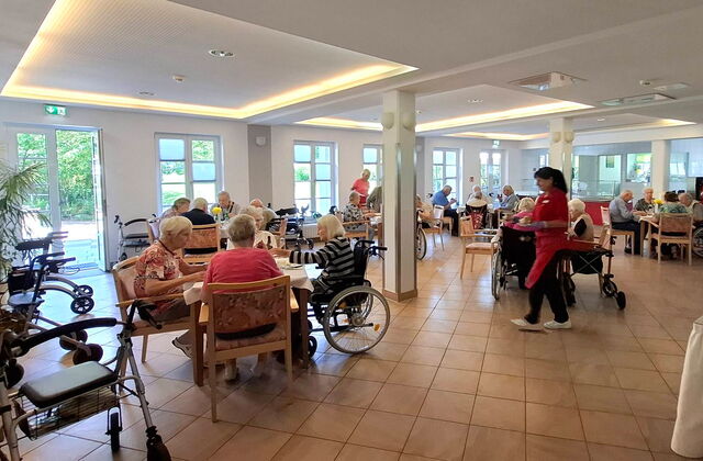 Großer Speisesaal. Vierer Tische. Senioren beim Essen.