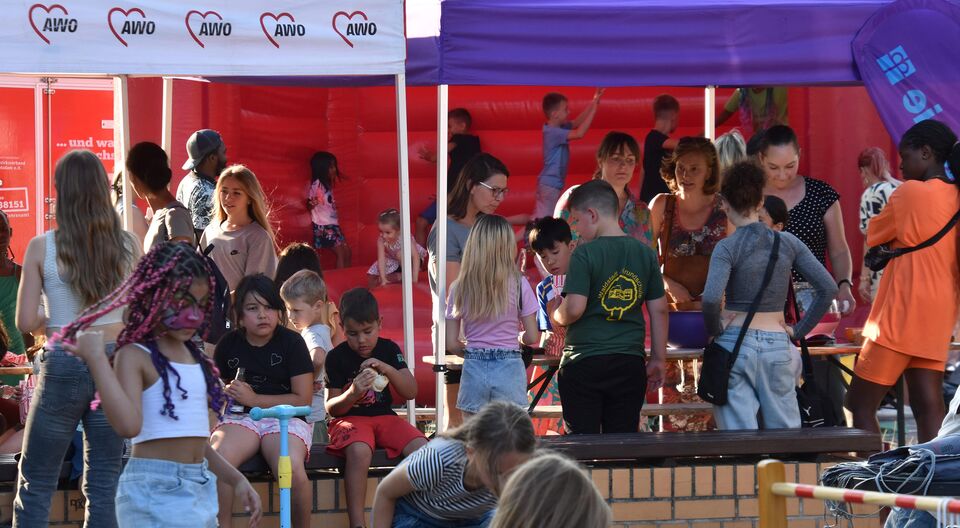 Diskutieren bei 34 Grad im Schatten