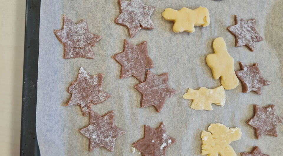 Gemeinsames Plätzchenbacken im Seniorenstift