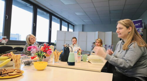 Vier Frauen am großen Konferenztisch.