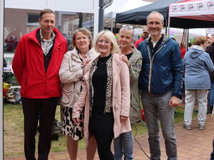 Gruppenfoto: 5 Menschen. 3 Frauen in der Mitte, links rechts die Männer.