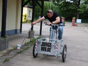 Ein Mann auf einem Lastenrad.