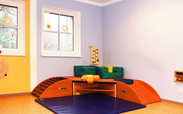 Spielzimmer. Kleinkindbereich in der Ecke.