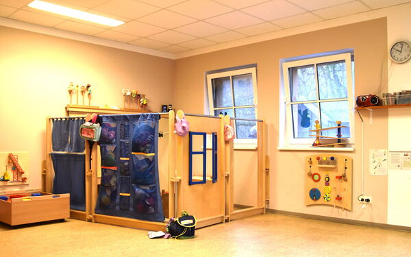 Spielzimmer. Großer Raum mit Spielsachen.