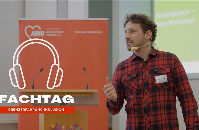 Redner mit Mikro am Mund. Mann trägt rot-schwarz kariertes Hemd, dunkle Jeans und hat dunkle Haare. Dahinter ein Rednerpult. Ein Audio-Symbol in Form von Kopfhörern ist im Bild.  Text darunter: Fachtag - Grenzerfahrung Inklusion