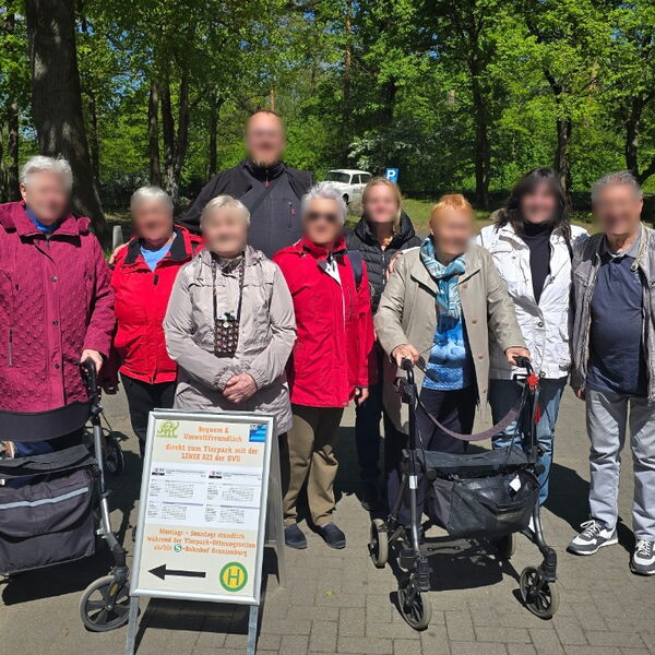 Gruppenbild: 9 Personen, 2 davon mit Rollator.