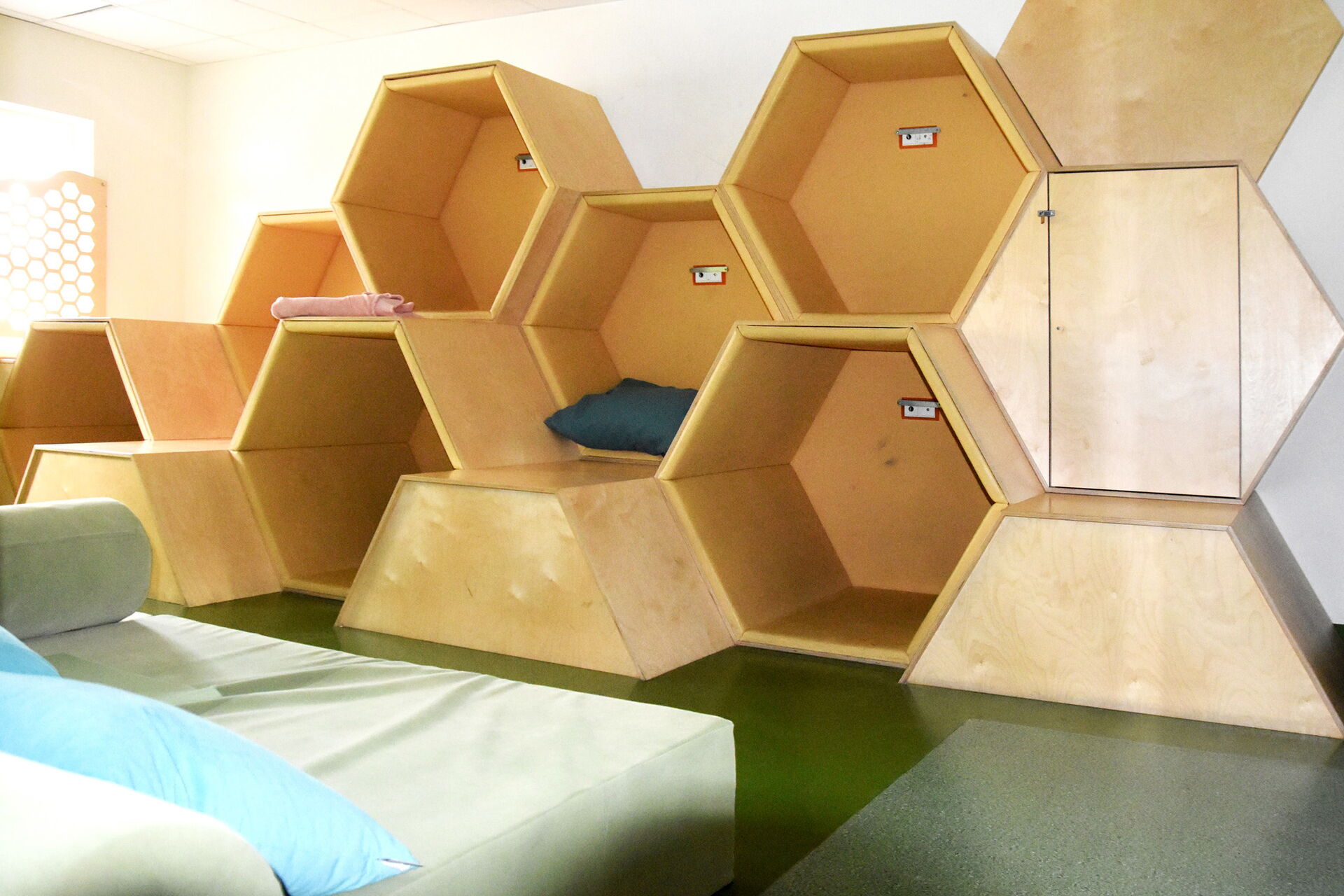 Wabenraum. Ein großes Bienen-Waben-Gebilde aus Holz mit Decken und Kissen zum reinsetzen und lümmeln.