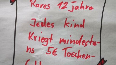 Eine Aufschrift auf einer von Kindern gestalteten Wandtafel