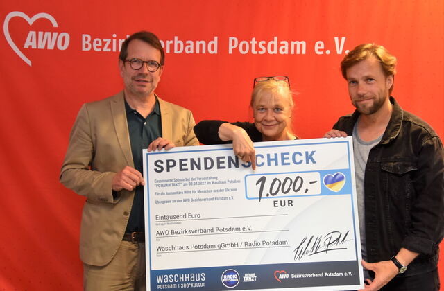 Drei Leute halten einen großen Scheck. Von links: Frank Smyrek, Radio Potsdam, Angela Schweers, AWO Potsdam, Mathias Paselk, Waschhaus Potsdam
