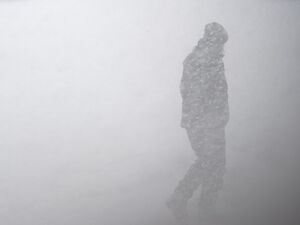 Menschliche Silhouette im Schneesturm.