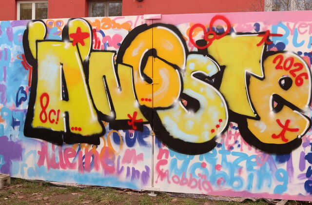 Besprayte Graffiti Wand. Groß das Wort "ÄNGSTE" in Gelb.